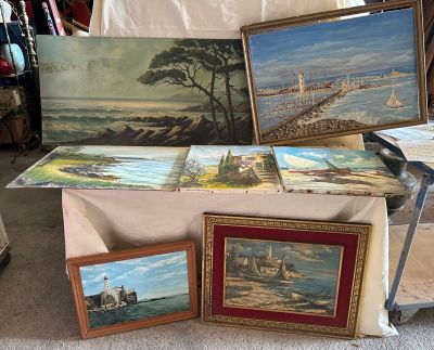 une table sur laquelle sont posés des tableaux et des photos, dans une pièce