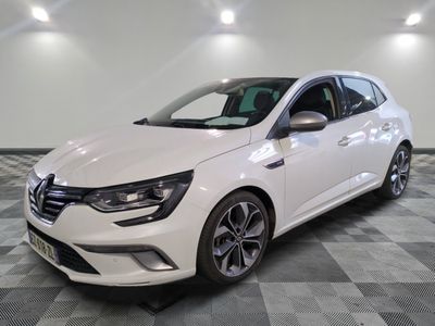 une voiture blanche est garée dans une grande pièce au sol en damier
