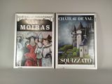 deux affiches accrochées au mur d'une pièce