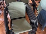 de nombreuses chaises et tables dans une pièce au sol en parquet