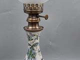 une lampe posée sur une table à côté d'un mur