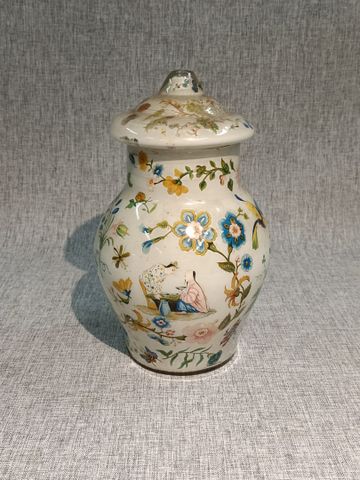 Pot couvert en verre églomisé à décor d’un couple de Chinois sur 