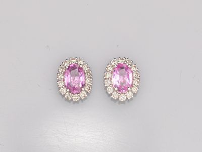 une paire de boucles d'oreilles en saphir rose et diamant