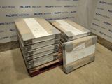 plusieurs piles de livres empilées les unes sur les autres devant un mur