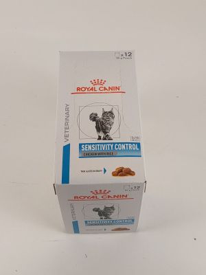 une boîte d'aliments pour chat « Royal Canin Sensitivity Control » posée sur une surface blanche
