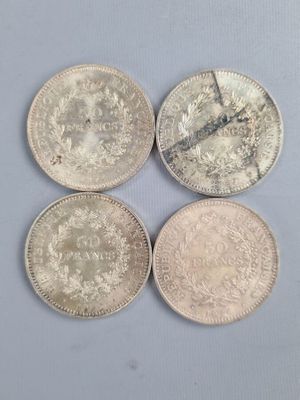 quatre pièces différentes empilées les unes sur les autres sur une table