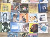 une grande collection de CD éparpillés sur le sol du salon
