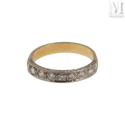 gros plan d'une bague avec des diamants sur fond blanc