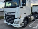 un camion blanc garé dans un parking