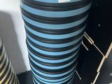une poubelle noire et bleue à côté d'une poubelle noire et blanche