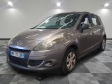 la photo d'une voiture argentée garée dans un garage