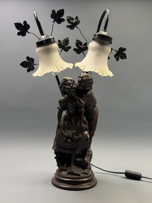 une lampe posée sur une table à côté d'une lampe