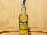une bouteille d'alcool posée sur un tonneau en bois