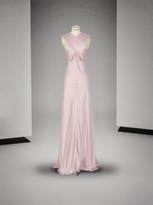 une photo d'une robe rose sur un présentoir à mannequin