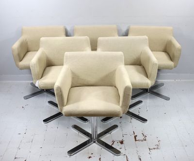 six chaises beiges dans une pièce au sol blanc et au mur blanc