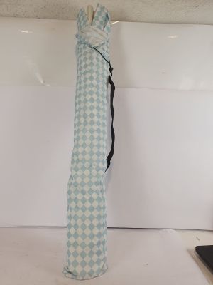 un parapluie à carreaux bleus et blancs avec un manche noir