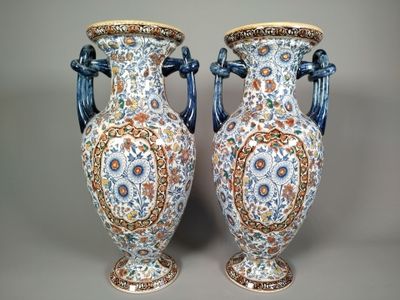 deux vases posés côte à côte sur une table