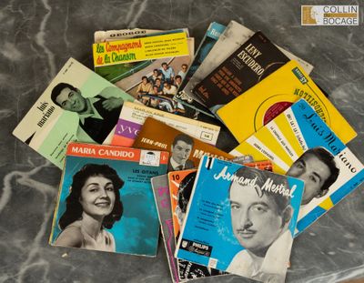 beaucoup de vieux disques sur la table
