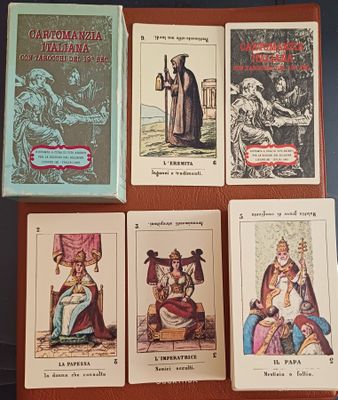Plusieurs cartes sont posées sur une table recouverte d'une nappe marron.