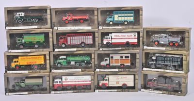 de nombreux types de camions jouets dans une vitrine