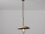 gros plan d'un luminaire suspendu au plafond