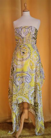 PIERRE CARDIN pour Paul & Joe – Robe bustier en soie jaune. Décor...