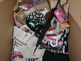 une boîte en carton remplie d'objets divers et un chapeau