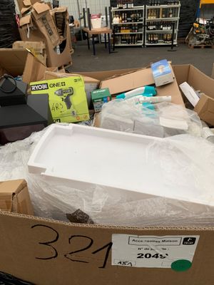 une boîte en carton remplie de papier toilette et d'autres articles