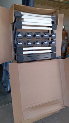 une boîte en carton contenant tout un tas d'appareils électroniques