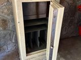 une petite armoire sur laquelle est posée une tronçonneuse