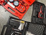 de nombreux outils dans la mallette posée sur le sol