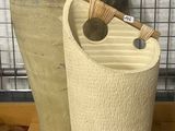 deux vases posés l'un à côté de l'autre sur une table