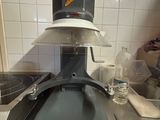 une machine posée sur le comptoir d'une cuisine