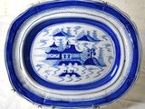 une image représentant une assiette bleue et blanche sur laquelle figure un château