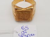 gros plan d'une bague en or portant une étiquette de prix