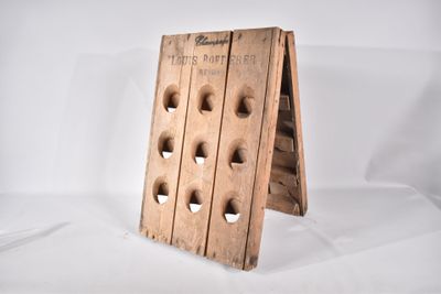 un casier à vin en bois percé de trous