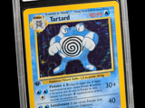 un gros plan d'une carte à collectionner Pokémon dans un étui en plastique