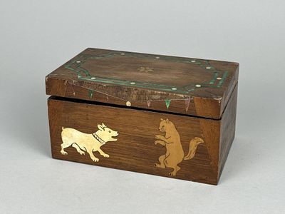 Coffret à bijoux en noyer et placage de noyer à décor de fri…