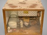 une petite boîte en bois contenant une petite voiture