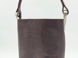 le petit sac marron est posé sur une surface blanche