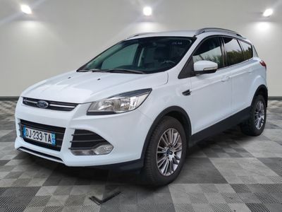 Le SUV Ford Kuga blanc est garé dans le garage.