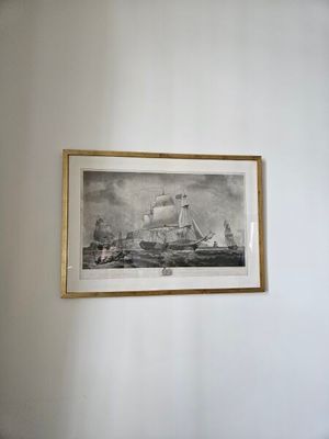 un tableau accroché au mur au-dessus d'un lit