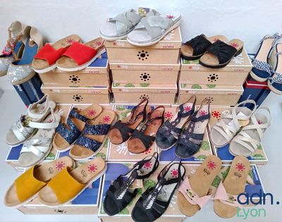 de nombreuses paires de chaussures qui traînent par terre