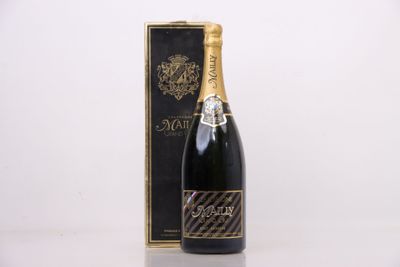 une image représentant une bouteille de champagne à côté d'une boîte