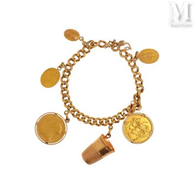 une image représentant un bracelet en or orné de pièces de monnaie