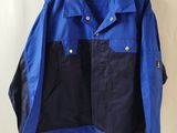 une veste bleue et noire accrochée à un mur blanc