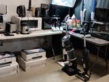 une pièce où il y a beaucoup d'appareils électroménagers sur la table
