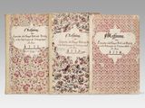un livre ouvert dont la couverture est ornée d'un motif floral