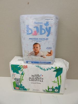 une couche posée sur une boîte de papier toilette