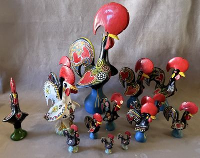 un grand nombre de figurines posées sur une table